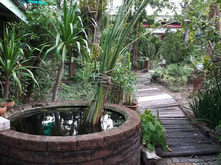 ホテル Baan Kitsada