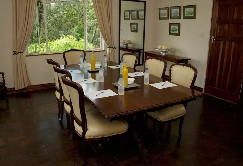 هتل Bushman Rock Safaris