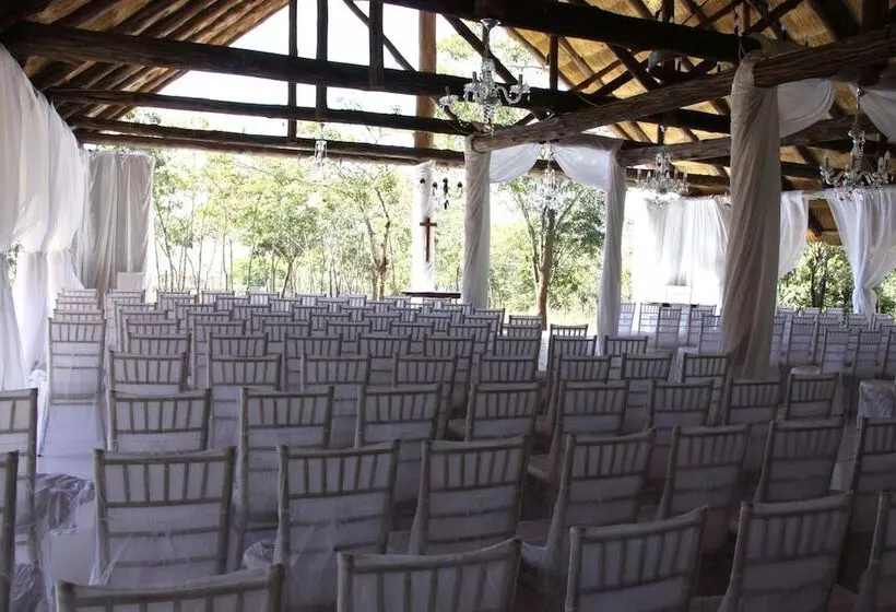 هتل Bushman Rock Safaris