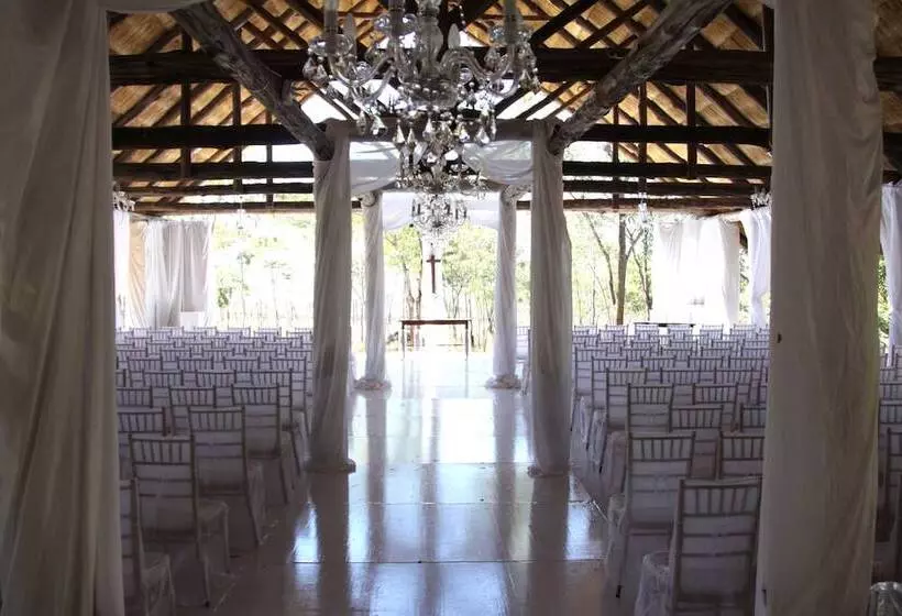 هتل Bushman Rock Safaris