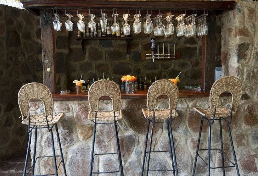 هتل Bushman Rock Safaris