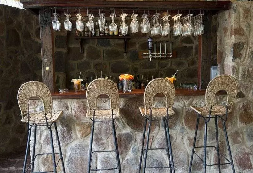 هتل Bushman Rock Safaris