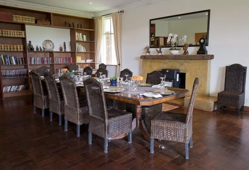 هتل Bushman Rock Safaris