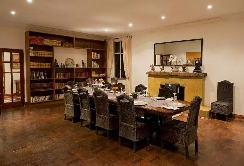 هتل Bushman Rock Safaris