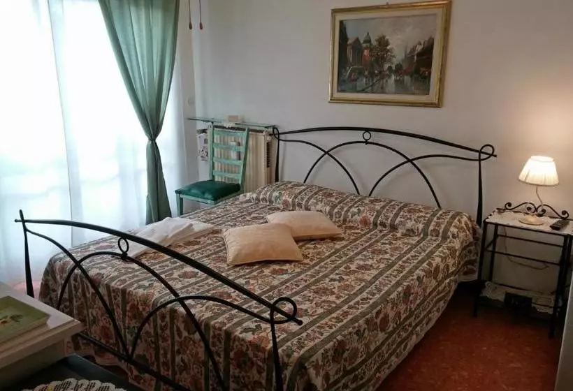 تختخواب و صبحانه Le Midi Versilia