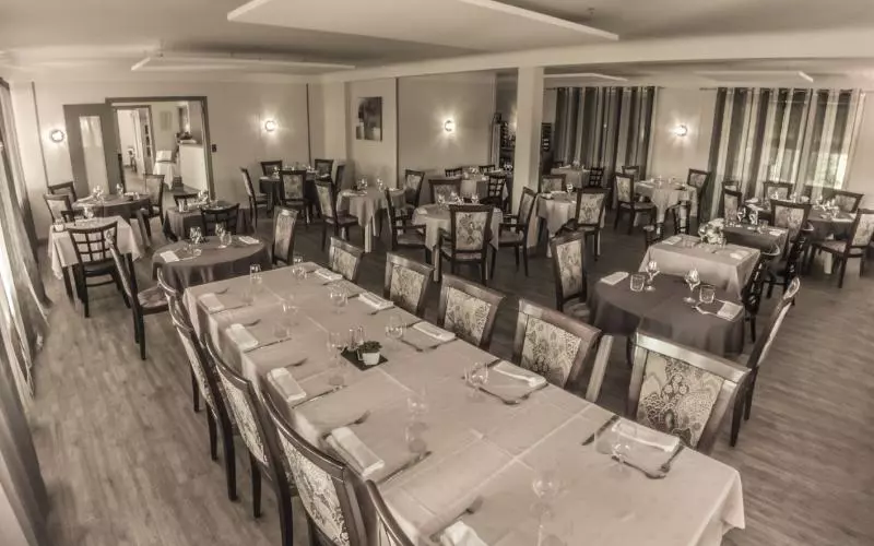 Hotelli Logis Hôtel Le Pont D Arcole