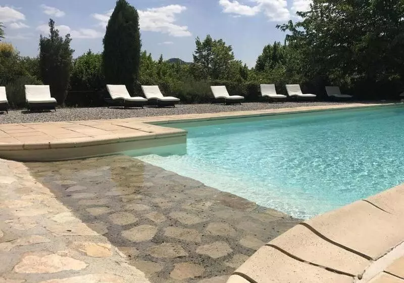 Hotelli Logis Hôtel Restaurant Le Plantevin