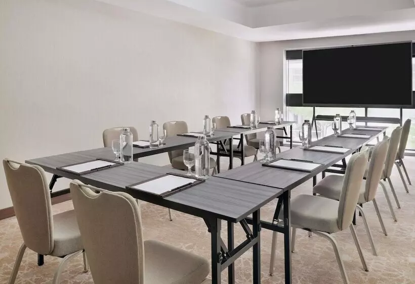 Mövenpick Hotel Apartments Downtown Dubai