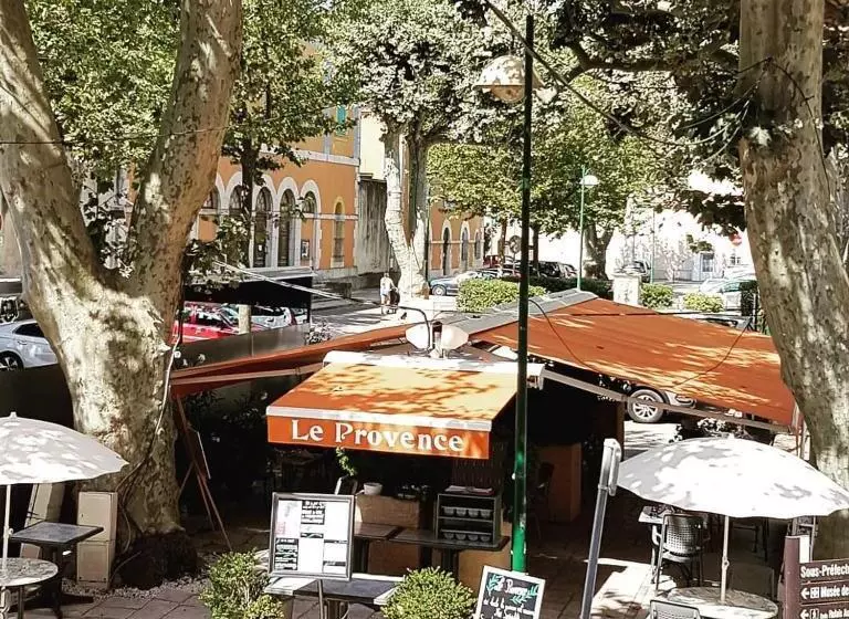Hotelli Hôtel Restaurant Le Provence