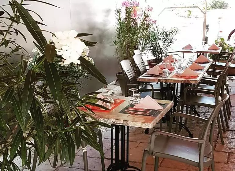 Hotelli Hôtel Restaurant Le Provence