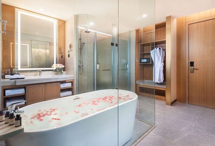 호텔 Ramada Plaza Fuxian Lake