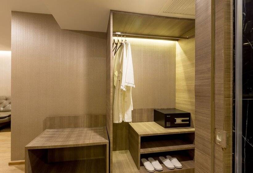 בית מלון כפרי Glow Sukhumvit 5