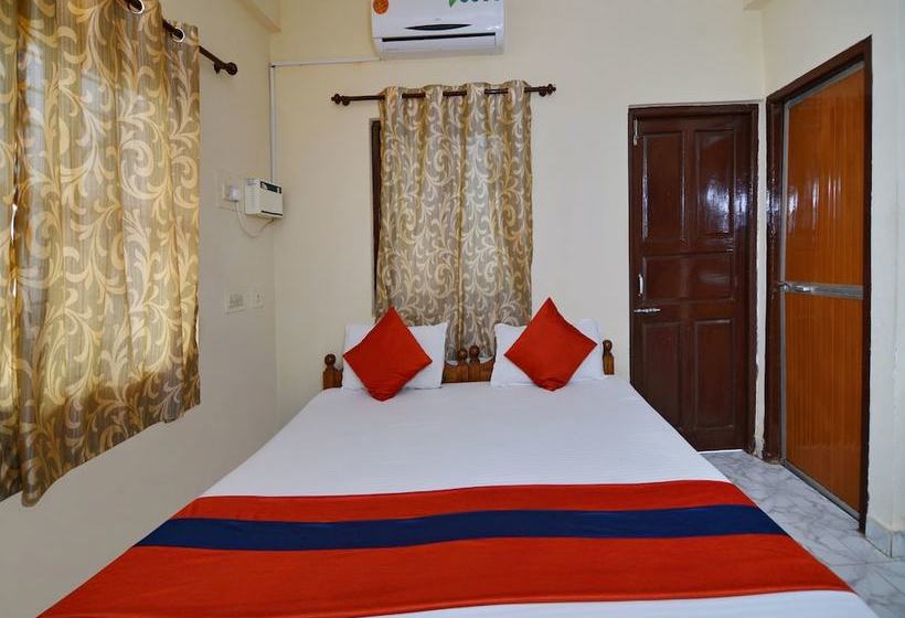 فندق Traveller Guest House (tito’s Lane)