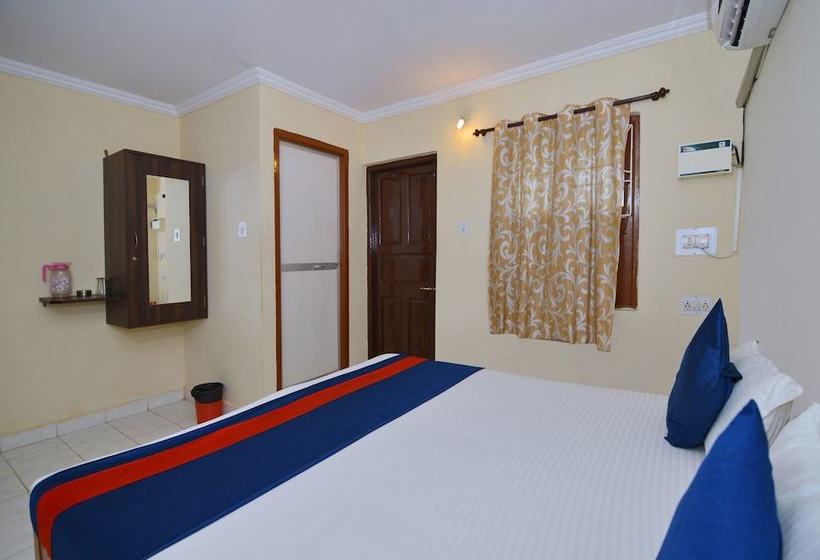 فندق Traveller Guest House (tito’s Lane)