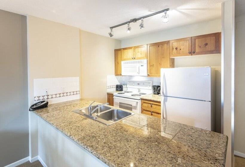 Whistler Town Plaza By Latour Hotels And Resorts