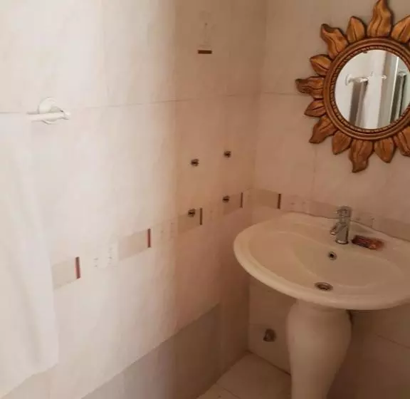 مسافرخانه Royal Hotel