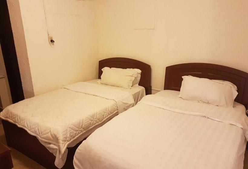 فندق فئة نجمة واحدة Royal Hotel