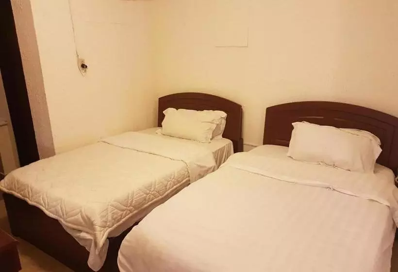 مسافرخانه Royal Hotel