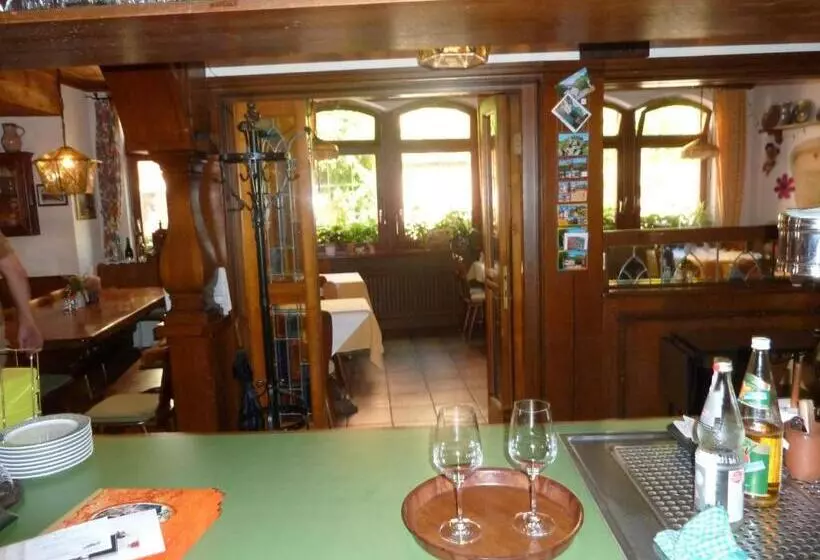 Hotelli Gasthaus Zum Hirschen