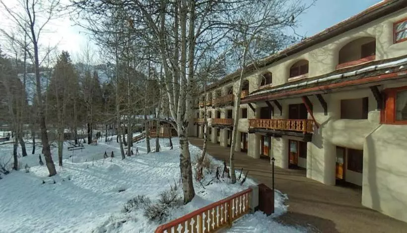 ホテル Getaways At Olympic Village Inn