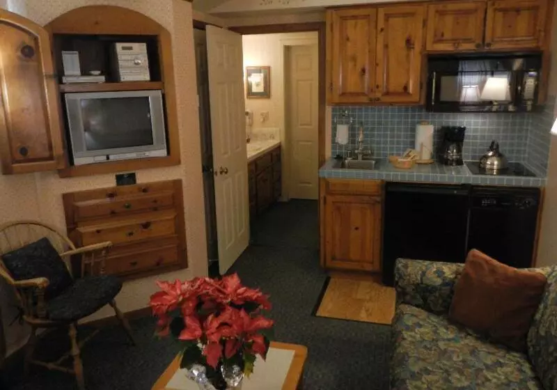 ホテル Getaways At Olympic Village Inn