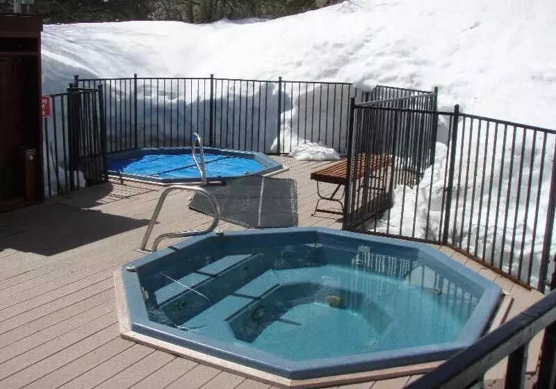 ホテル Getaways At Olympic Village Inn