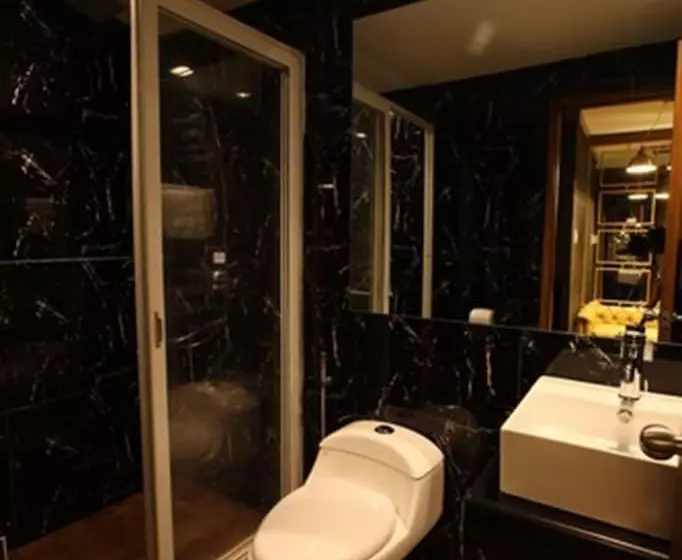 ホテル Victoria Court Escarpment Pasig