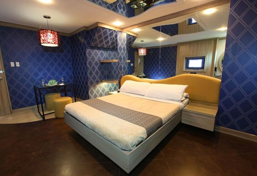 فندق Victoria Court Escarpment   Pasig