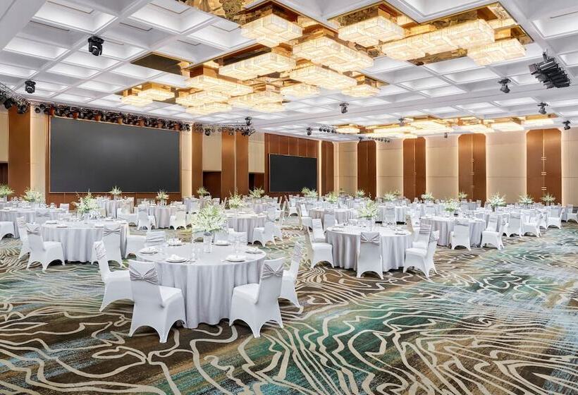 Отель Vinpearl Landmark 81 Autograph Collection