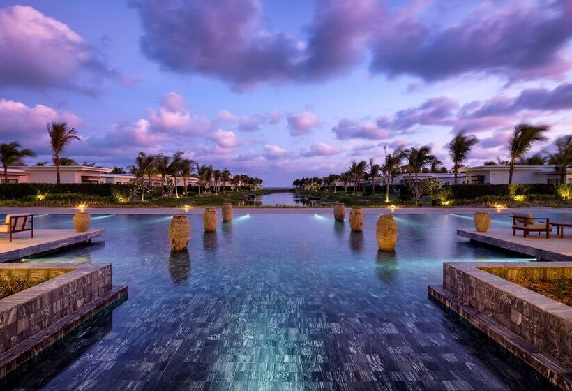 בית מלון כפרי Melia Ho Tram Beach Resort