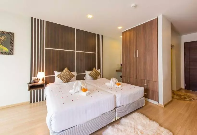 Hotelli Nice Bangtao Beach