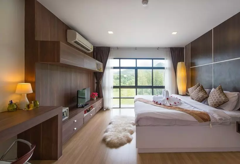 Hotelli Nice Bangtao Beach