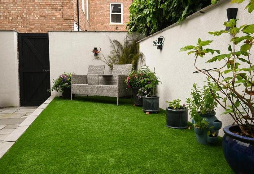 بنسيون Bronte Guest House