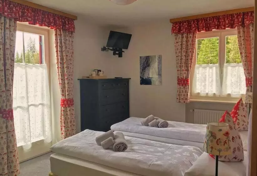 Retkeilymaja Rifugio Monti Pallidi