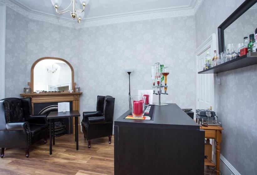 Пансион 26 The Crescent - Guest House