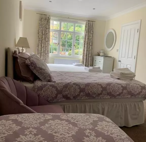 Majatalo Leverton House