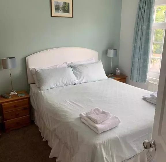 Majatalo Leverton House