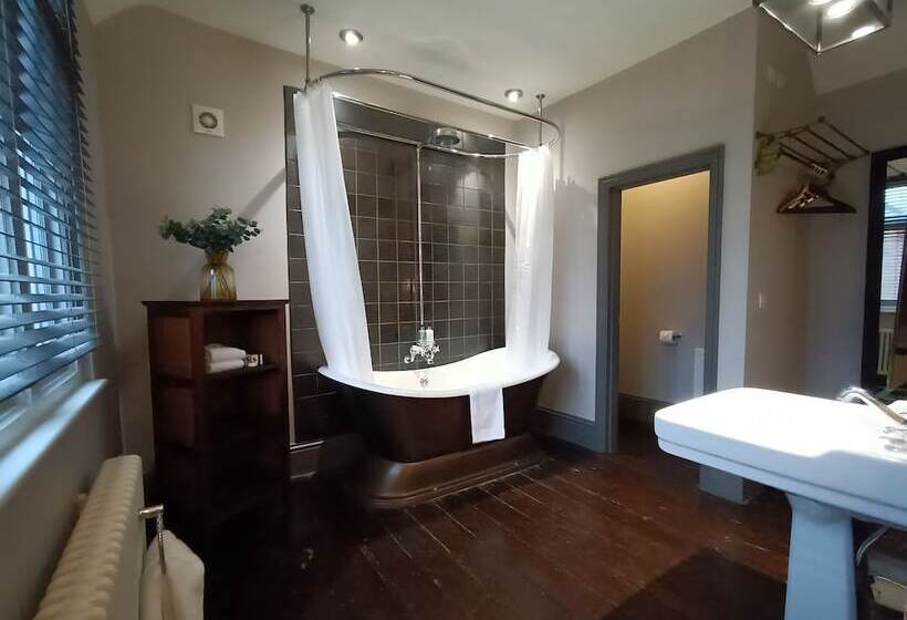 بنسيون The Linden Stansted