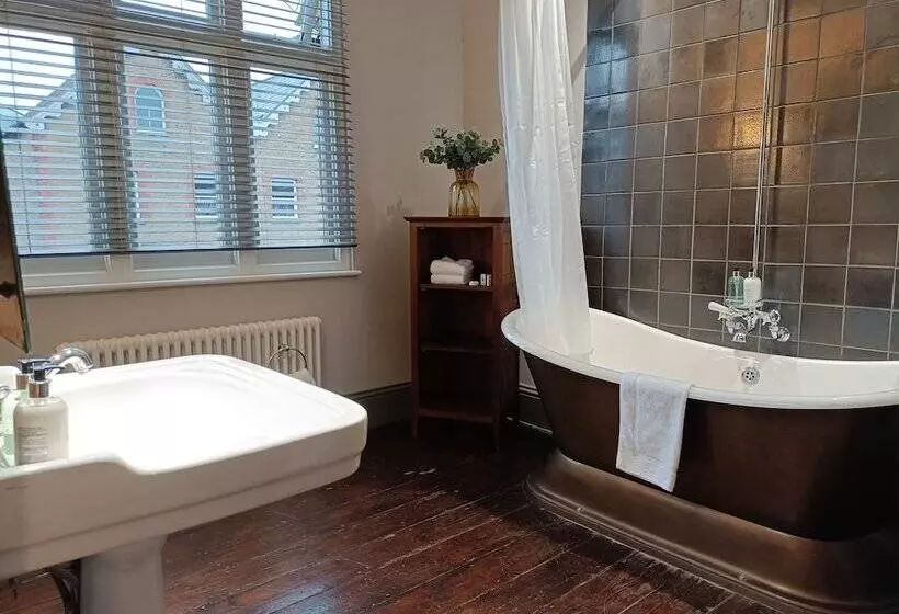 Majatalo The Linden Stansted