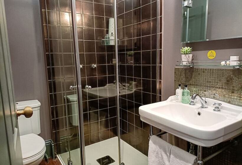 بنسيون The Linden Stansted