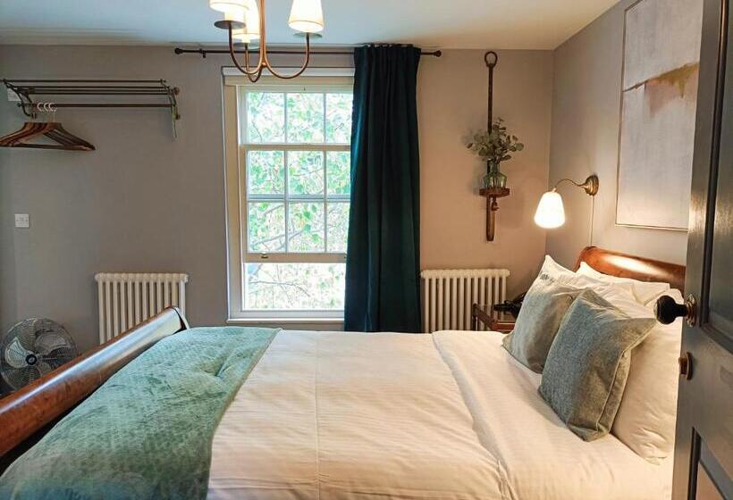 بنسيون The Linden Stansted