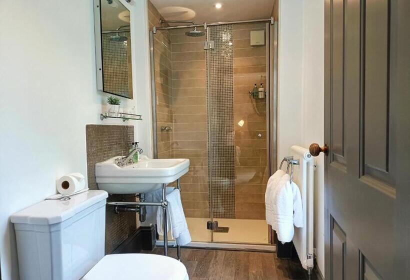 بنسيون The Linden Stansted