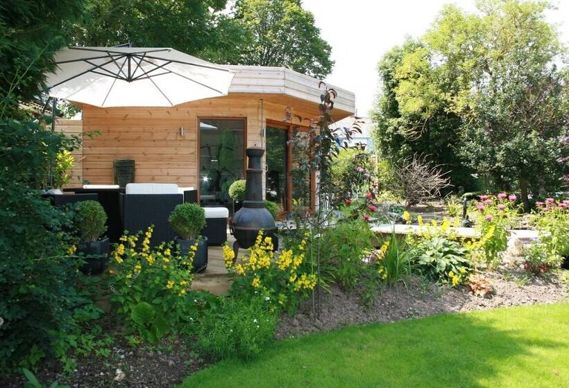 بنسيون The Salty Monk Bed & Breakfast