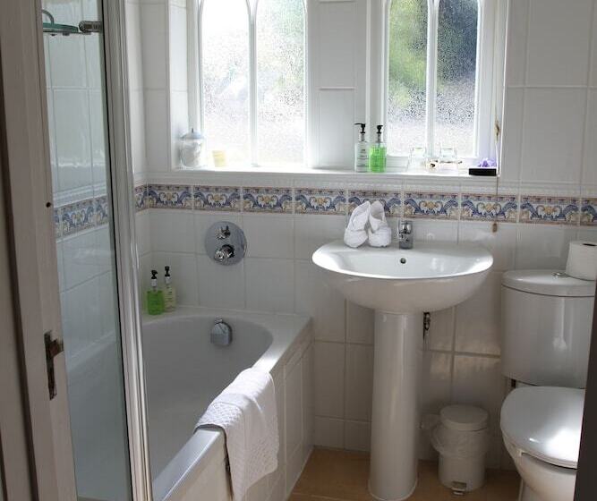 بنسيون The Salty Monk Bed & Breakfast