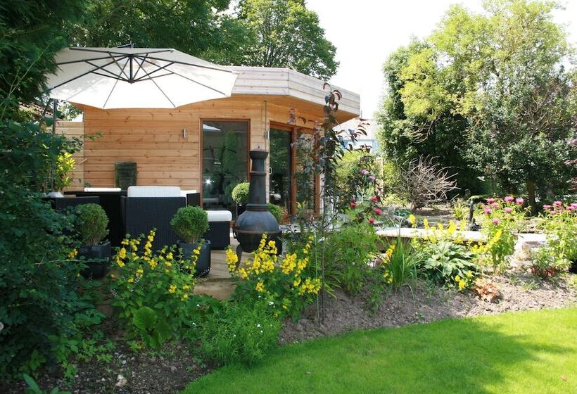 بنسيون The Salty Monk Bed & Breakfast