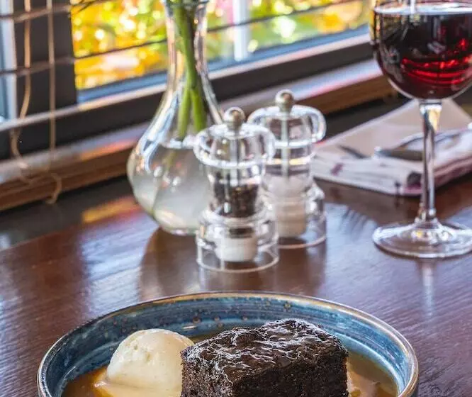 Retkeilymaja Harper S Steakhouse With Rooms, Southampton Swanwick Marina