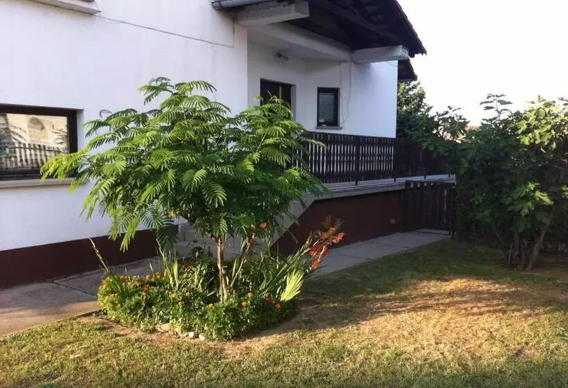 ペンション Arató Vendégház