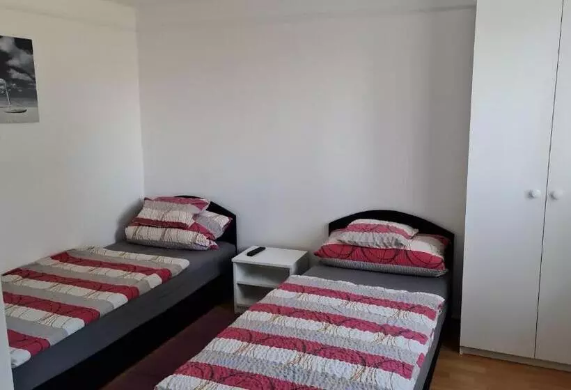 ペンション Arató Vendégház