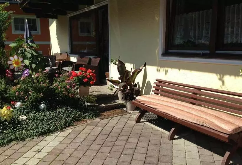 ペンション Haus Tenk