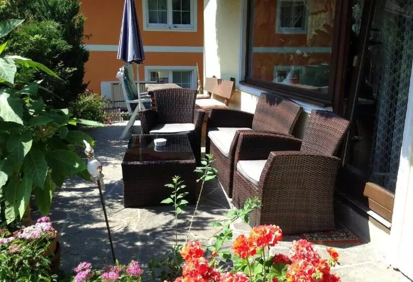 ペンション Haus Tenk